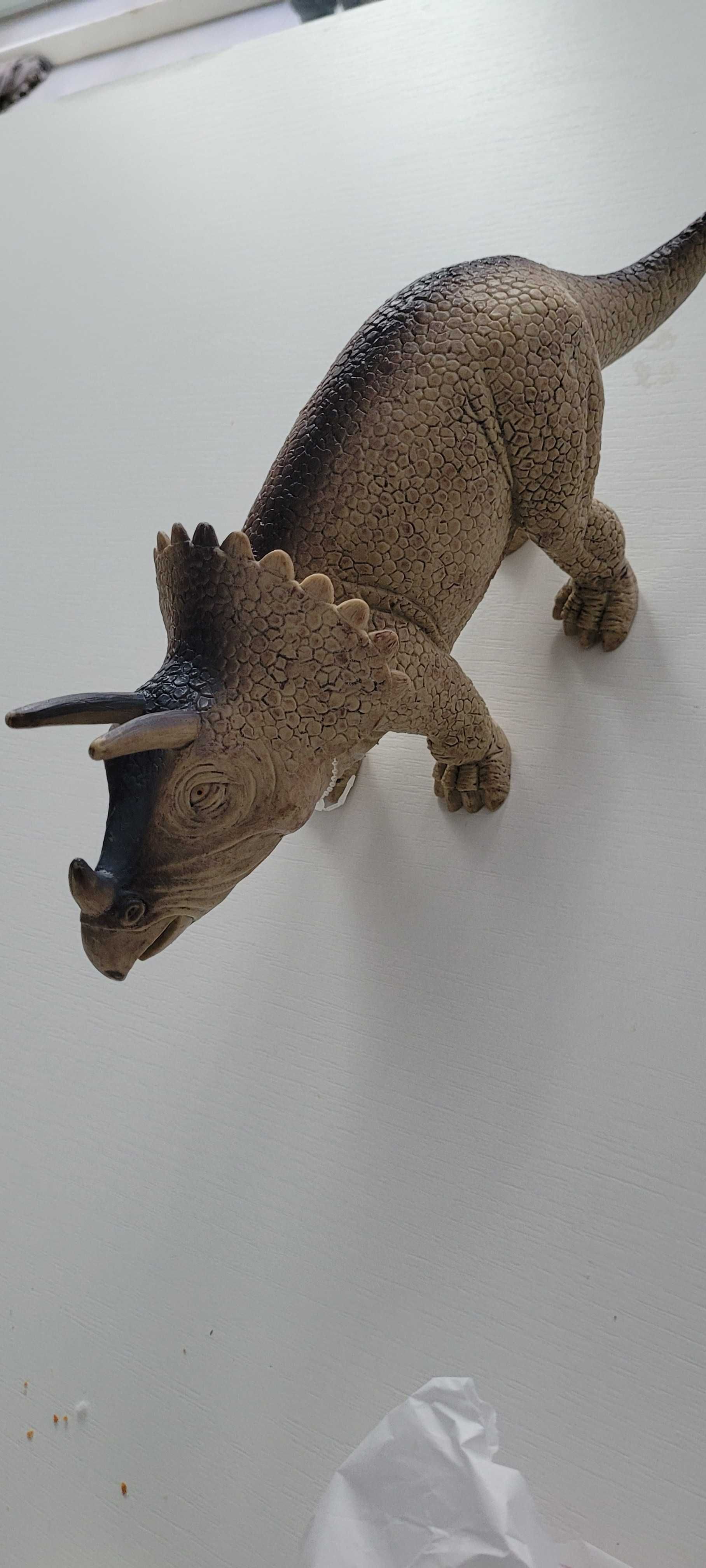 Большой динозавр трицератопс