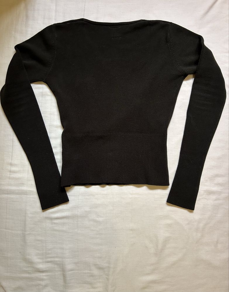 Camisola justa com decote profundo.