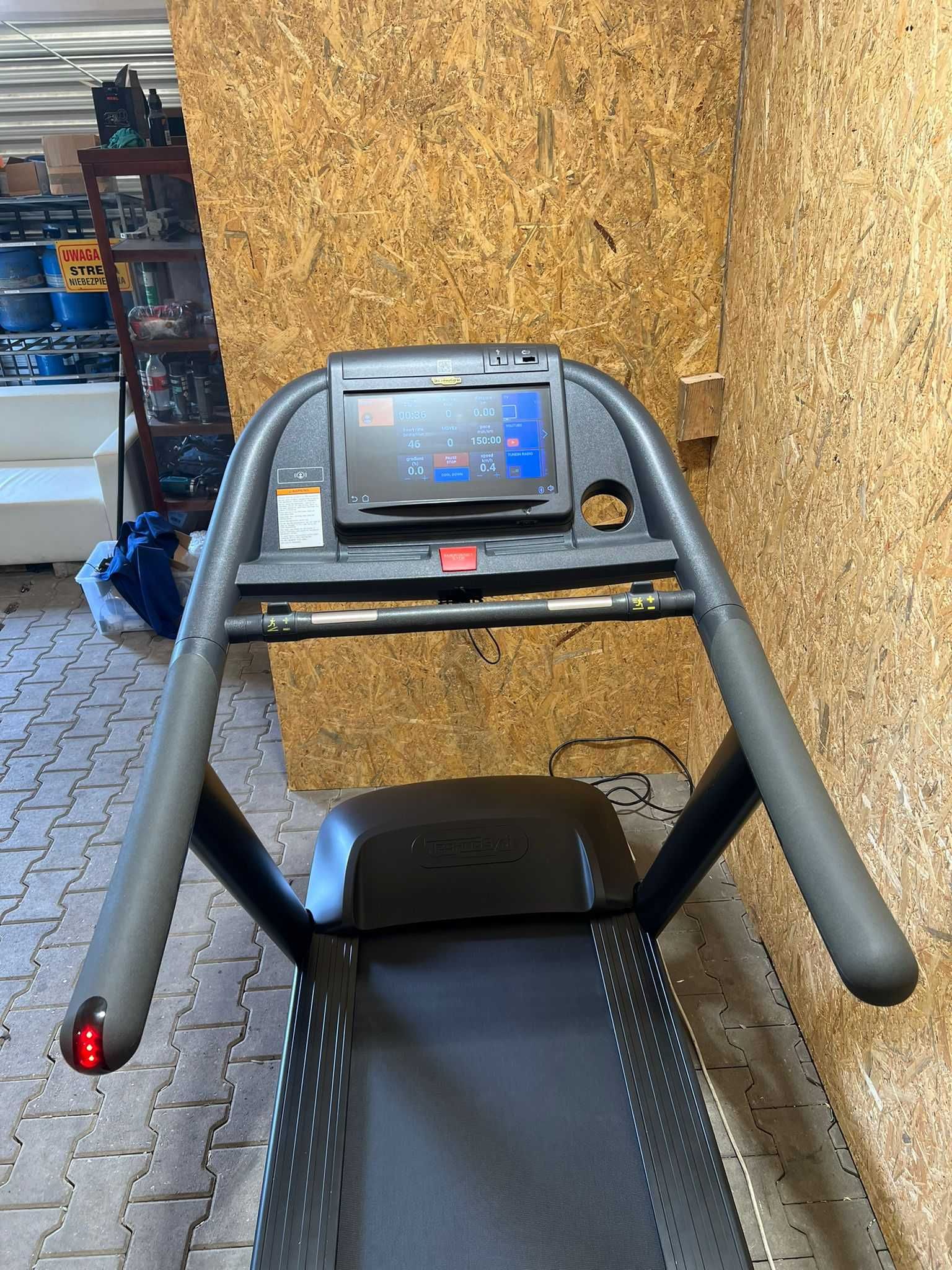 technogym run Unity 3.0 netflix youtube bieznia klubowa po renowacji