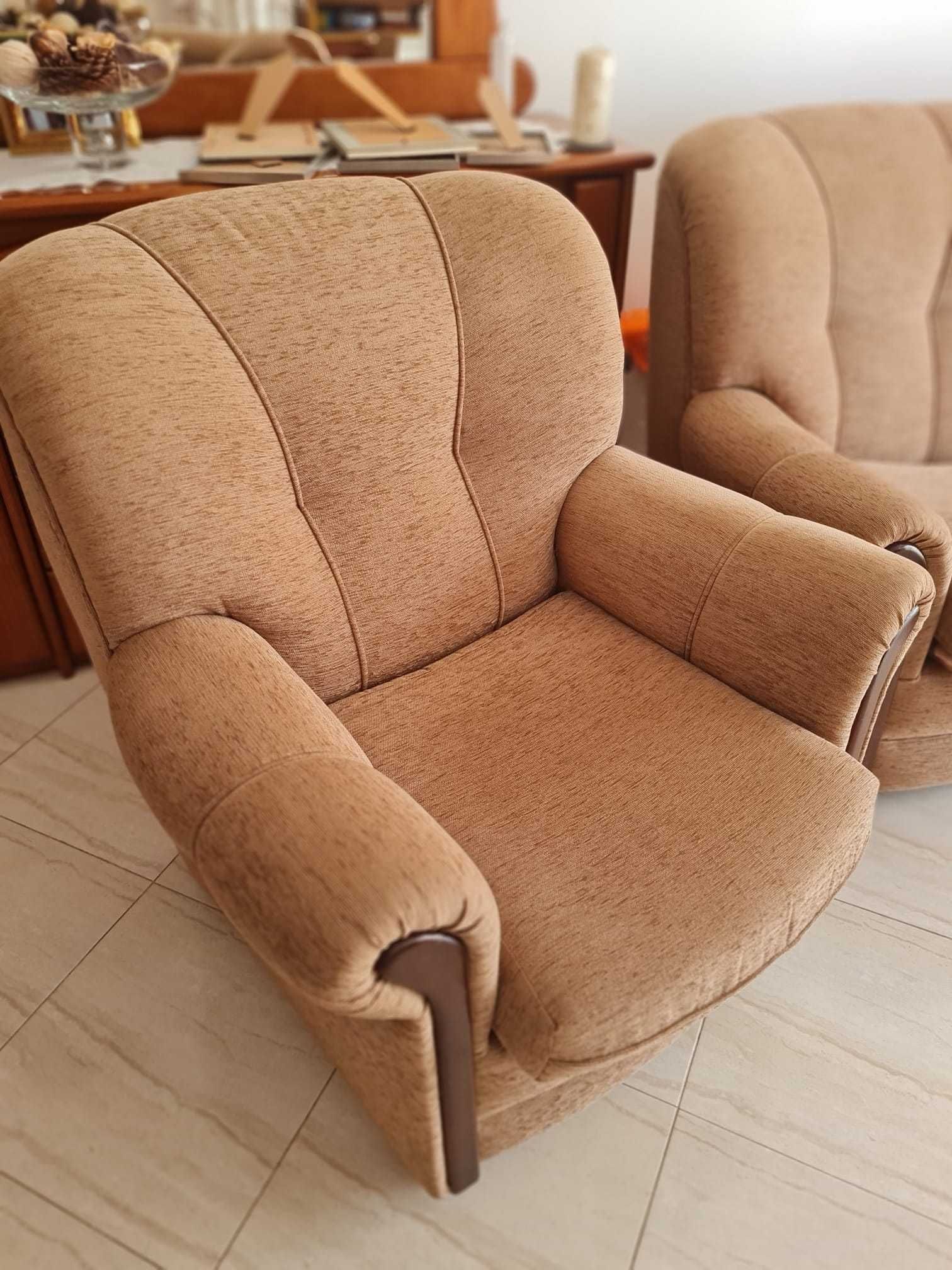Terno de sofás em tecido com cama