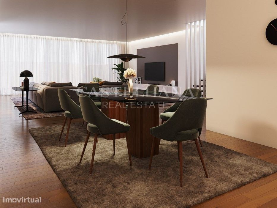 Moradia T4 com jardim e piscina, na Praia da Madalena