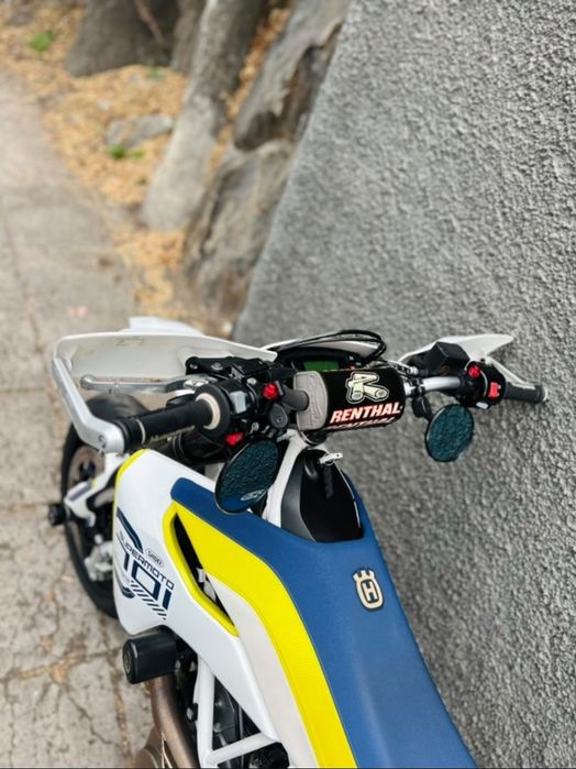 Husqvarna 701 supermoto