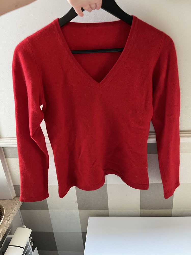 Kaszmirowy czerwony sweter z dekoltem w serek 100% cashmere