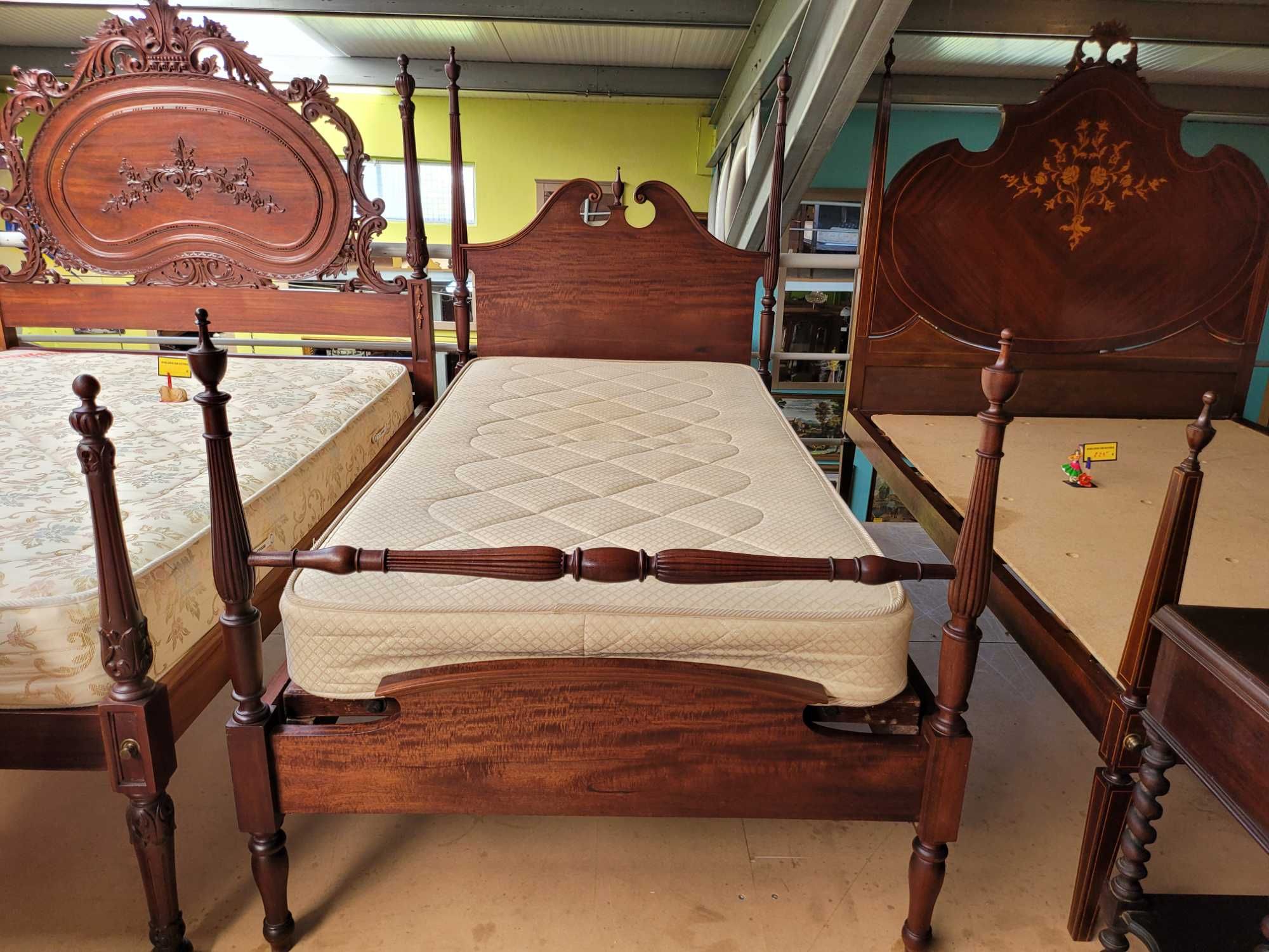 Cama antiga de solteiro em madeira maciça com estrado e