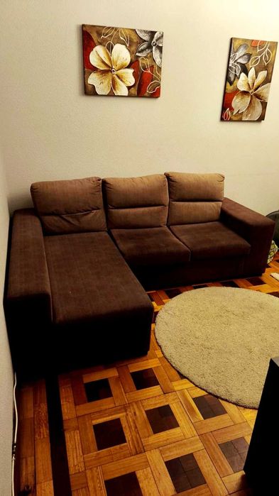 Sofá muito bonito com chaise longue, como novo e estimado.