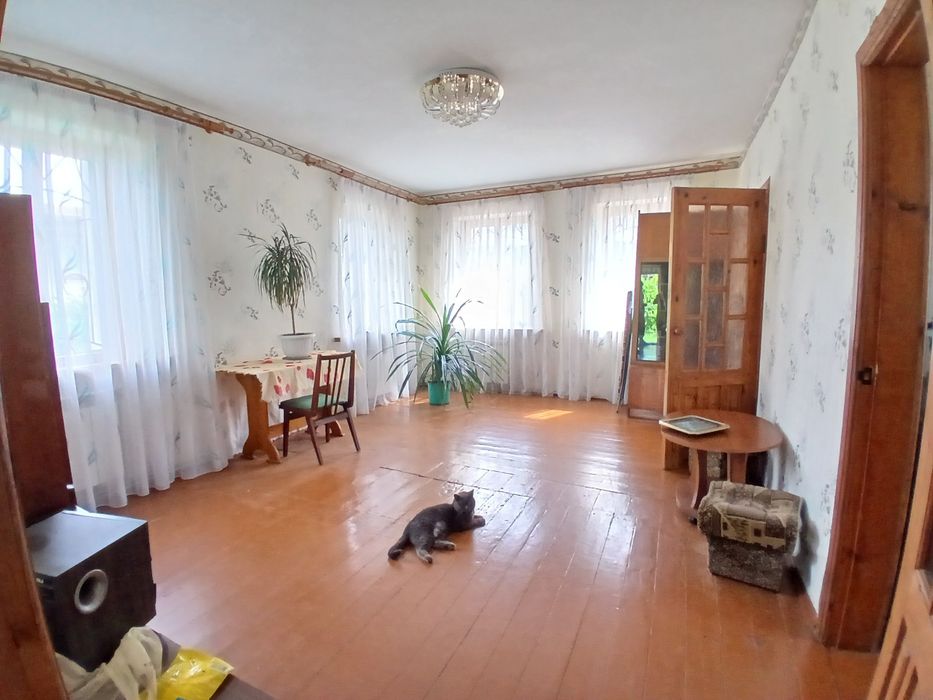 Продам Цілий Будинок на 3 сотках землі, є гараж.