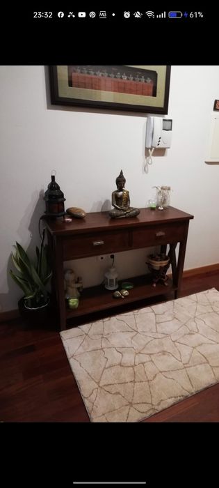 Aparador em madeira maciça. Em bom estado.