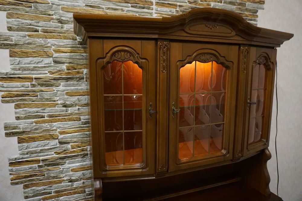 Kredens , Witryna z komodą podświetlana orzechowa szer 130 cm (p-1131)