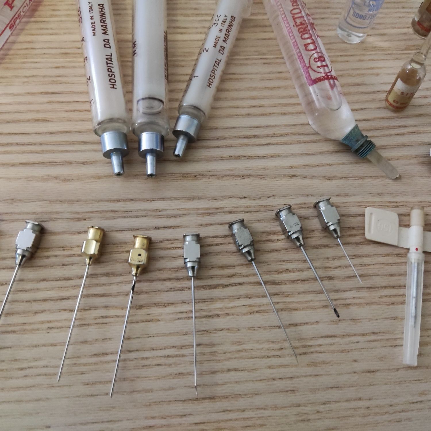 Conjunto antigo, seringas e ampolas de vidro - Hospital da Marinha