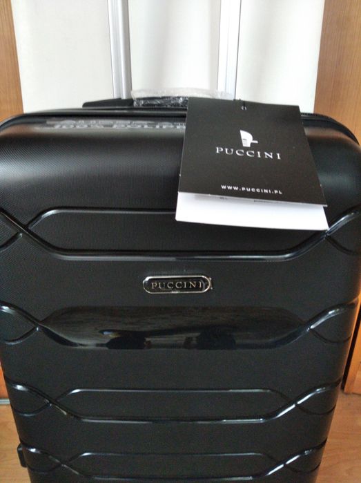 Walizka Puccini średnia czarna kółka szyfr wysuwana rączką 66-43-26