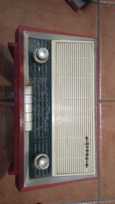 Antigo rádio SIERA da década 1940s.