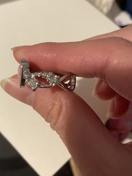 Каблучка з родевим каменем у вигляді серця