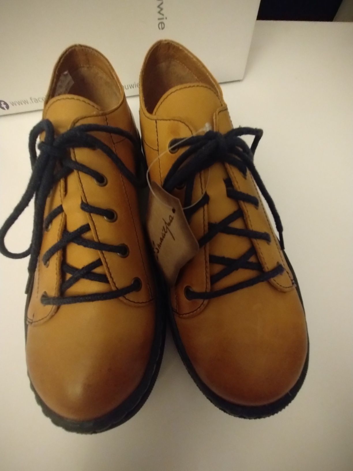 Musztarowe sneakersy skórzane z Maciejki