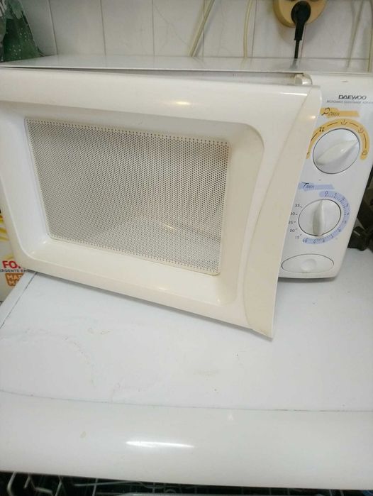 Micro-ondas Daewoo ainda operacional ao seu dispor