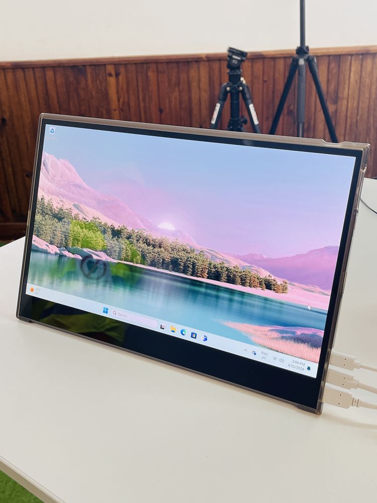 Monitor portátil UCOLOR O - OLED 4K 15.6” touchscreen