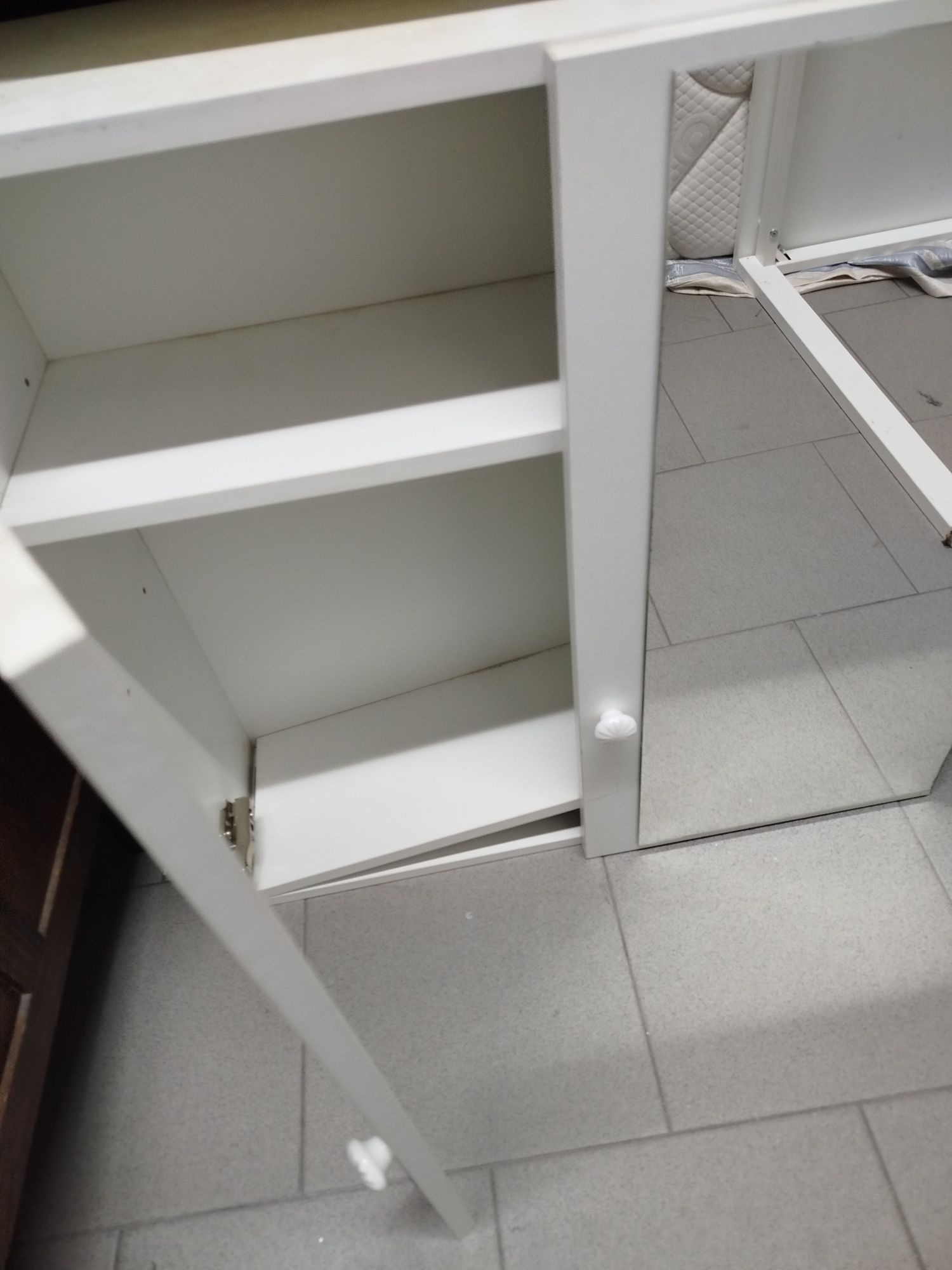 Móvel branco de parede wc