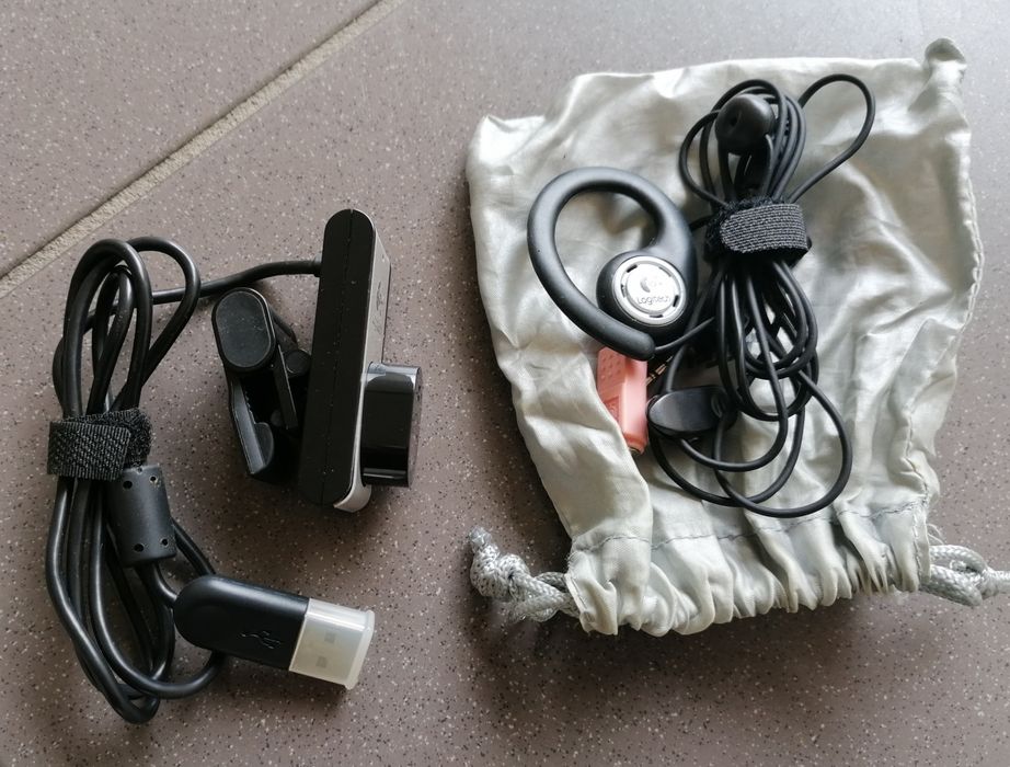 Webcam Logitech, mais auricular.