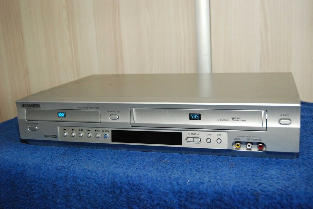 Magnetowid na kasety VHS z DVD Samsung