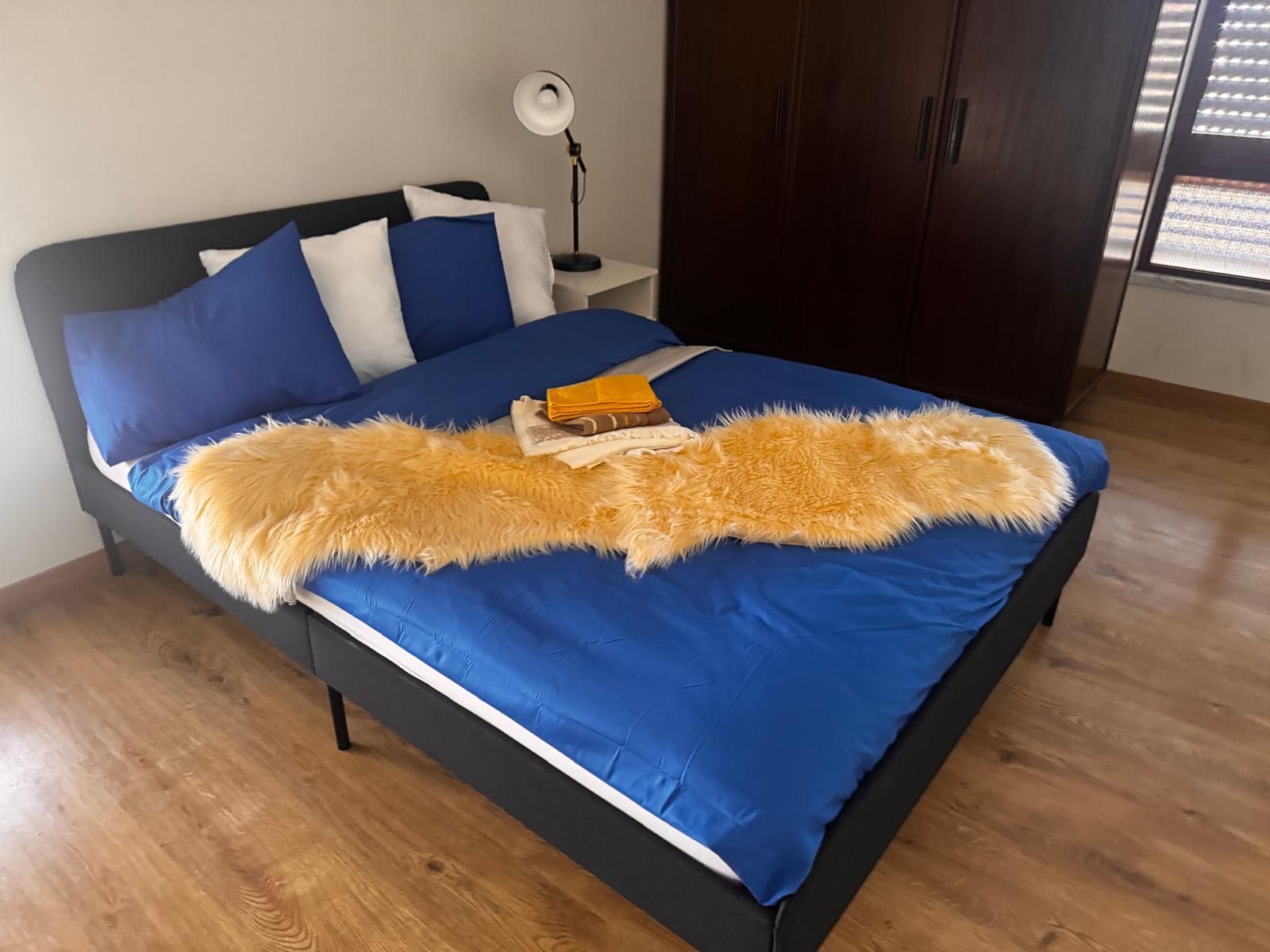 Quarto moderno e espaçoso
