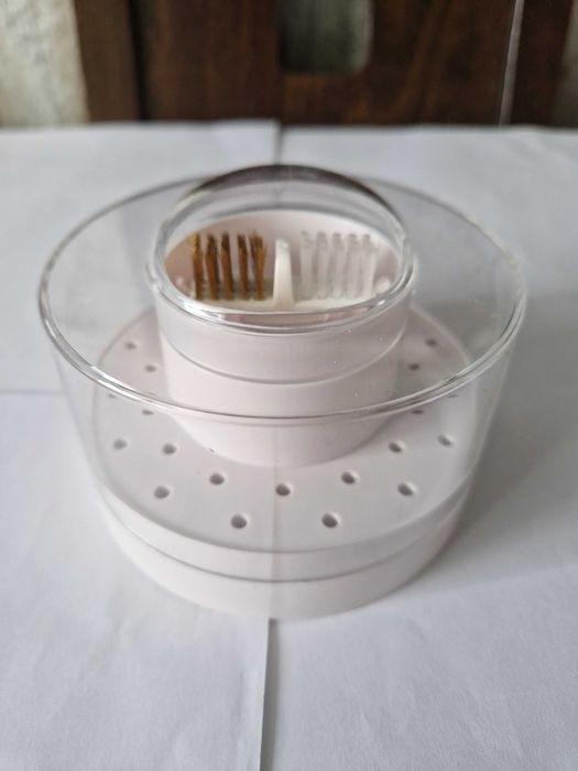 Etui na wiertła do paznokci ze szczoteczką do czyszczenia