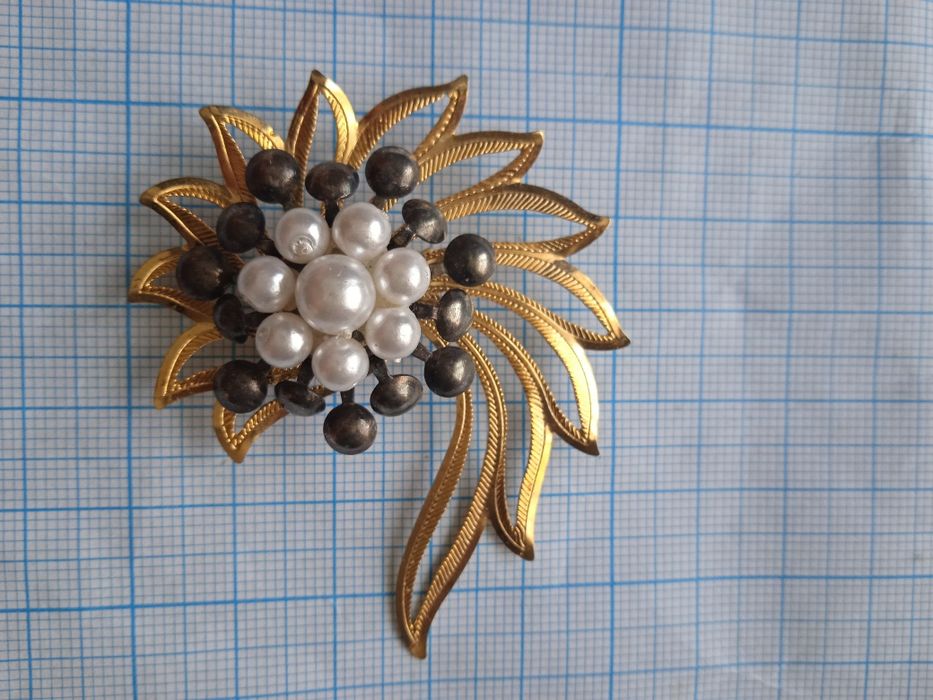 Сучасна брошка золотистого кольору з бусінками .