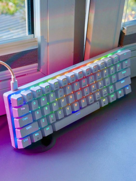 Biała klawiatura gamingowa mechaniczna bluetooth podświetlana Led RGB