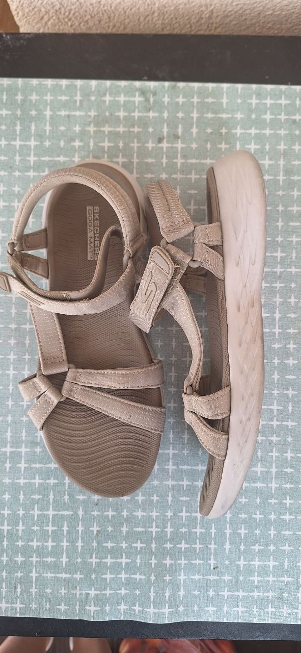 Оригінальні босоніжки skechers