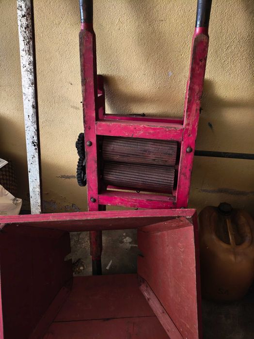 Máquina de pisar uvas &motor rega .