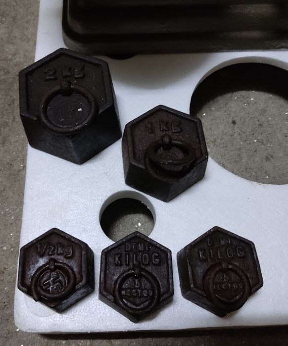 Balança antiga + vários pesos