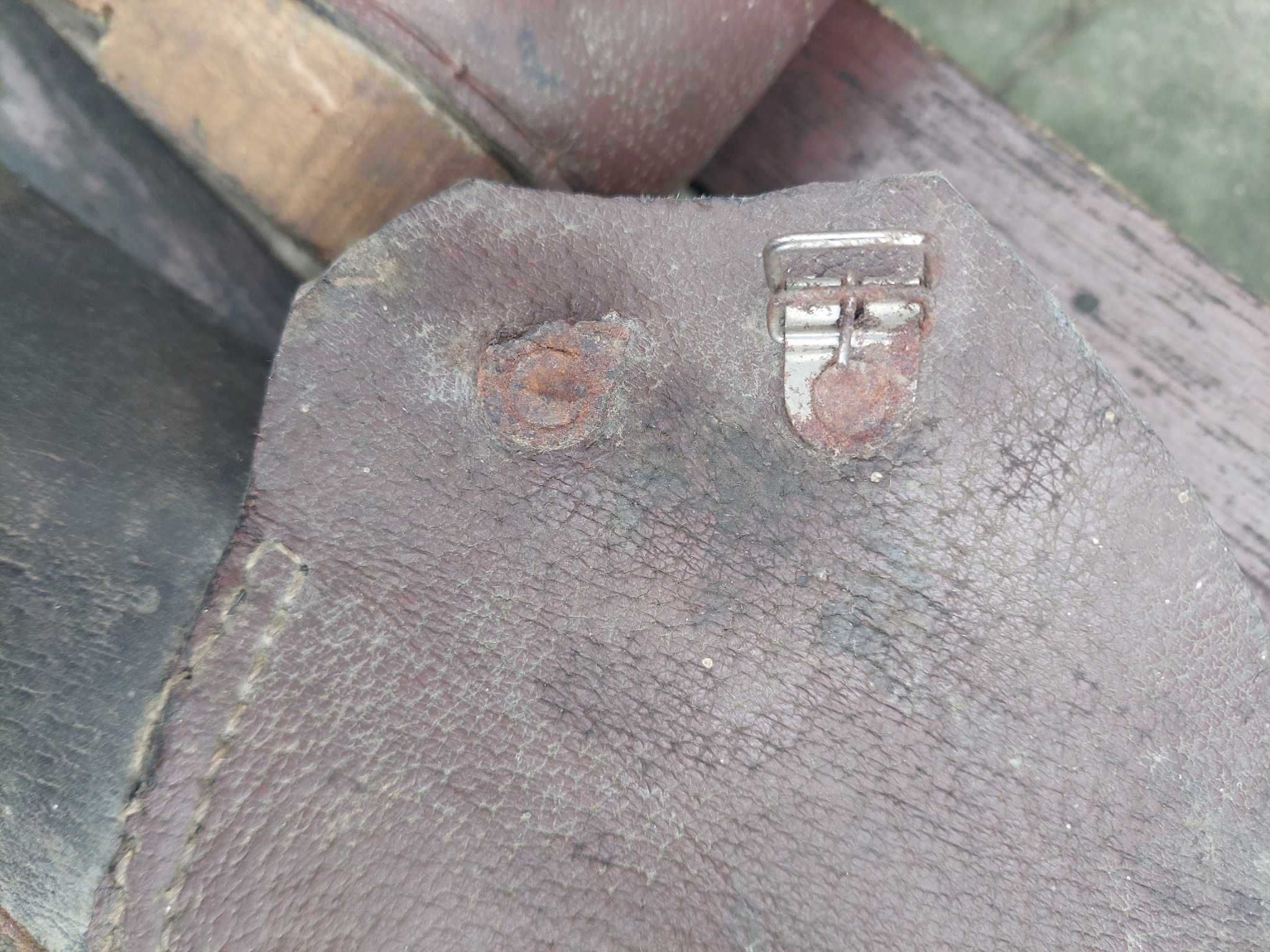Stare buty skórzane z okresu początku PRL lub starsze.