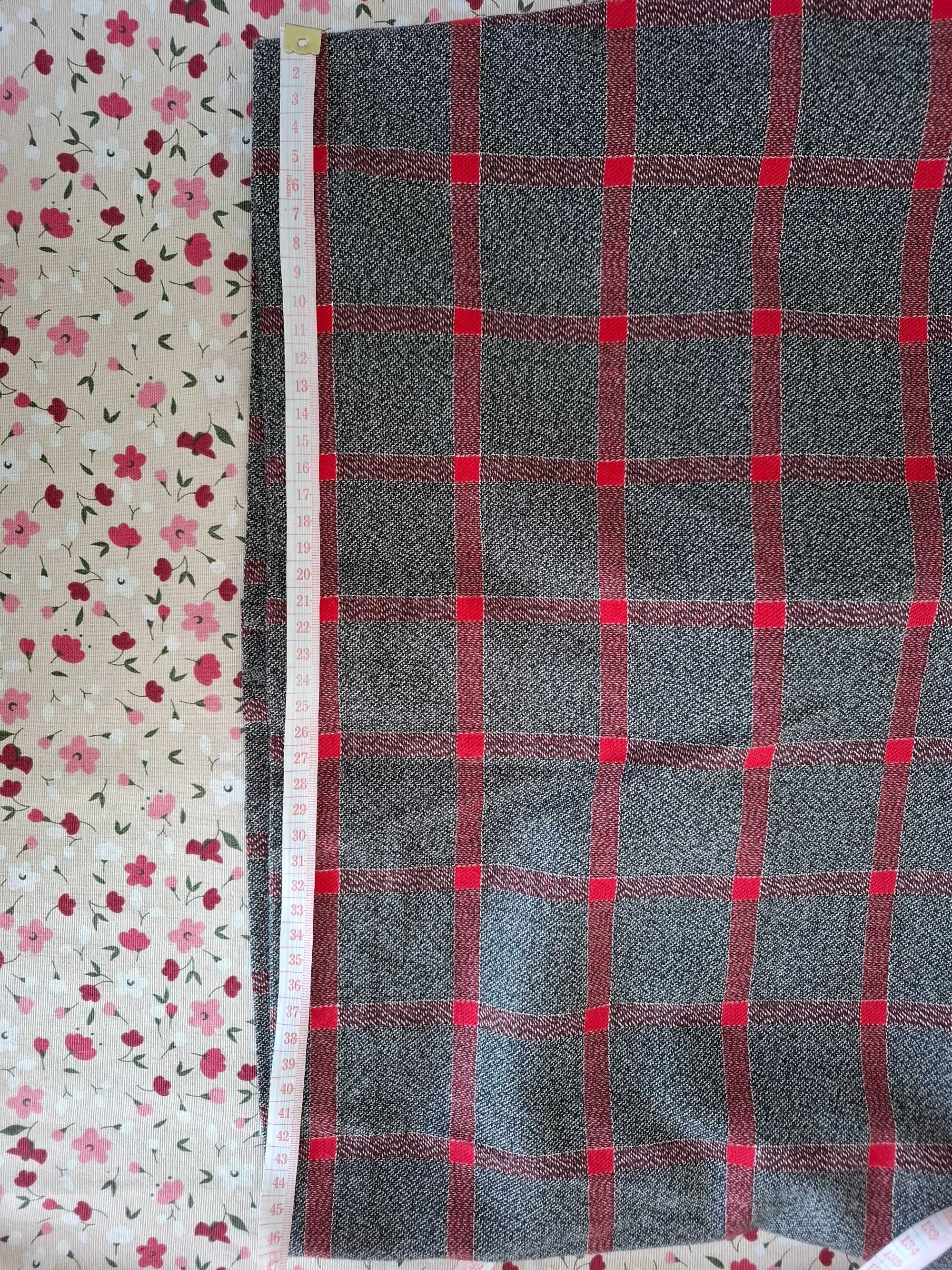 Sukienka codzienna w kratę szaro-czerwona / Quiosque 42/Made in Poland