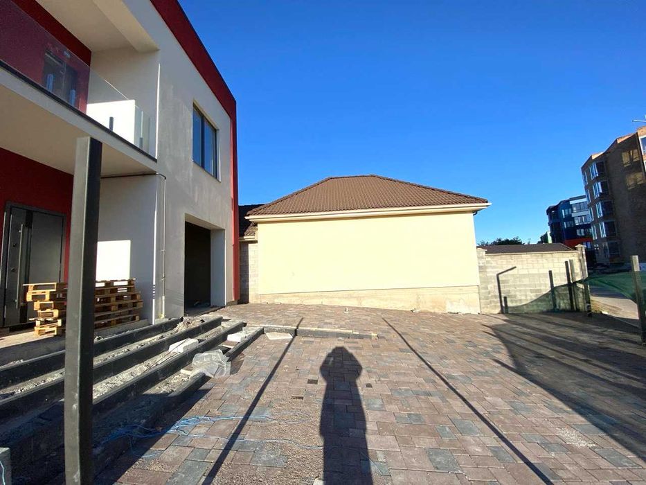 Котедж з міськими комунікаціями та гаражем в районі Райського саду