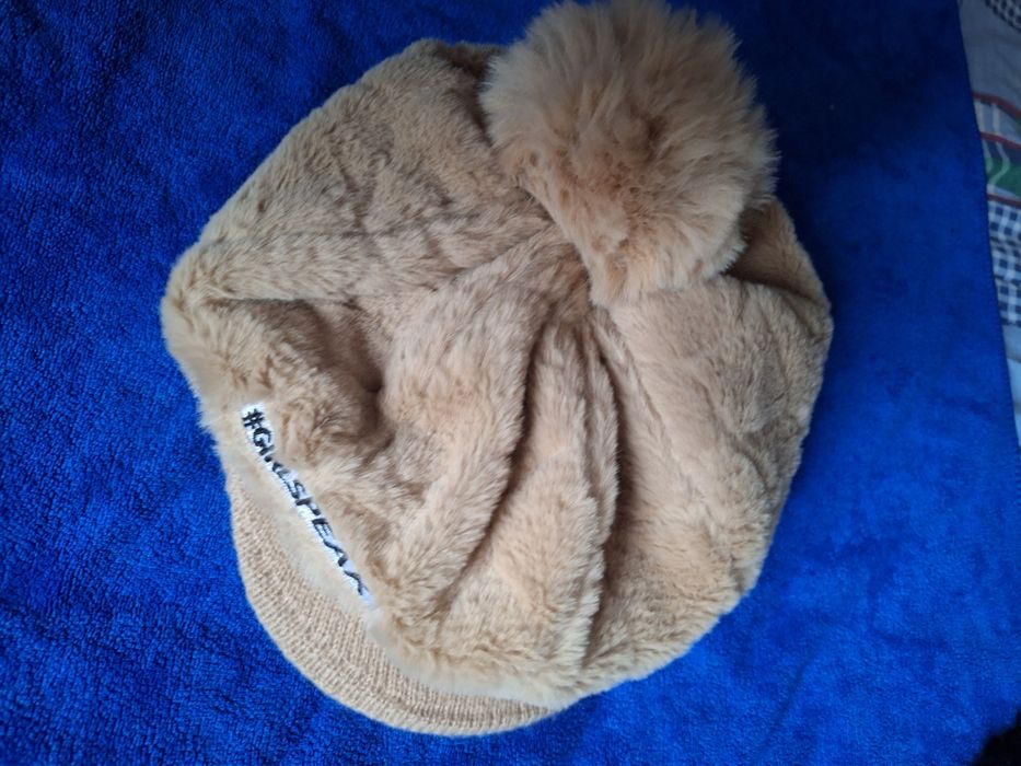 Piękna damska beżowa zimowa czapka z daszkiem