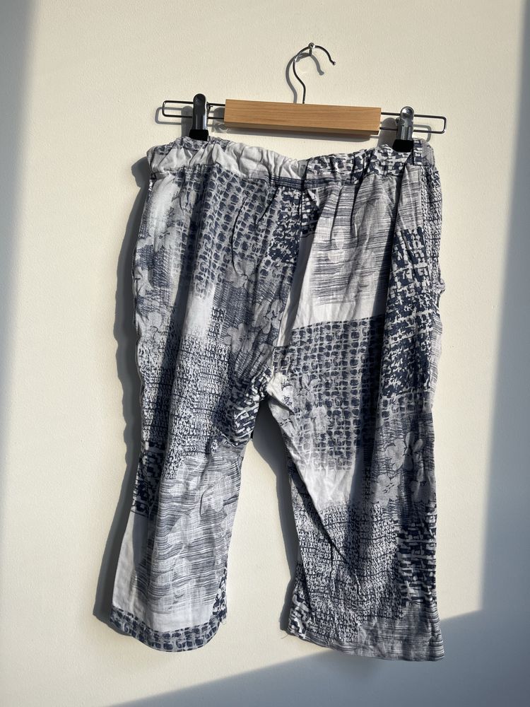 Wzorzyste materiałowe krotkie spodenki damskie jortsy rybaczki r M 38