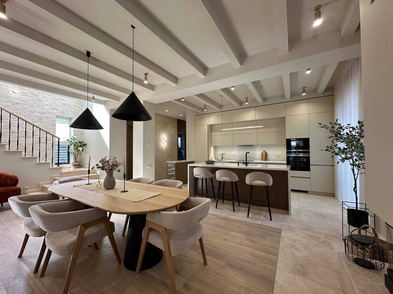 В продаже новый современный дом с бассейном в районе 12ст. Б. Фонтана.