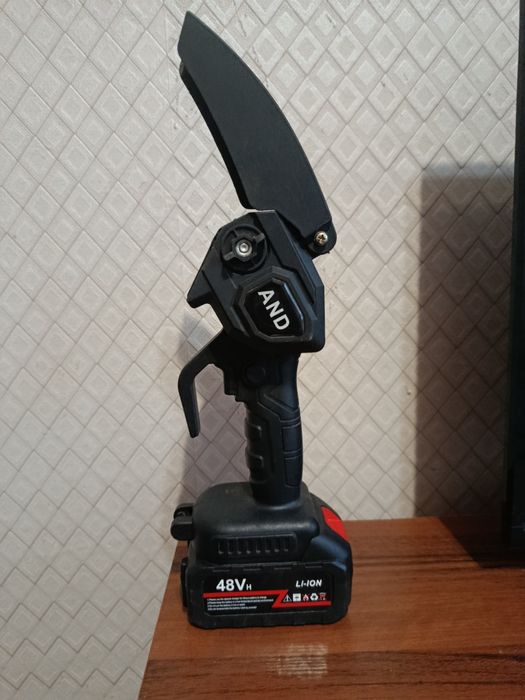 Акамуляторна пила