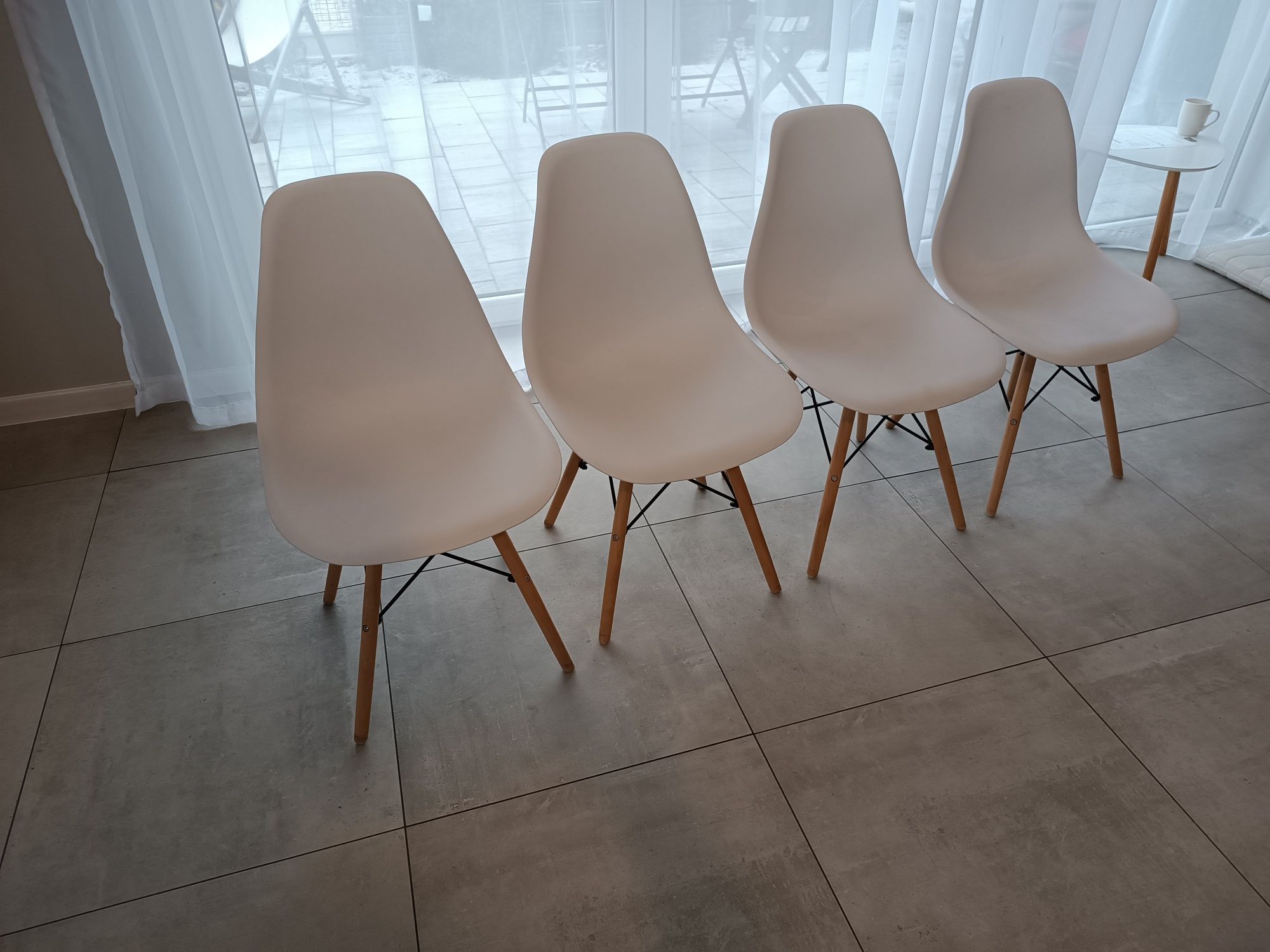 Komplet krzeseł, nowoczesne,stan idealny. Białe krzesła