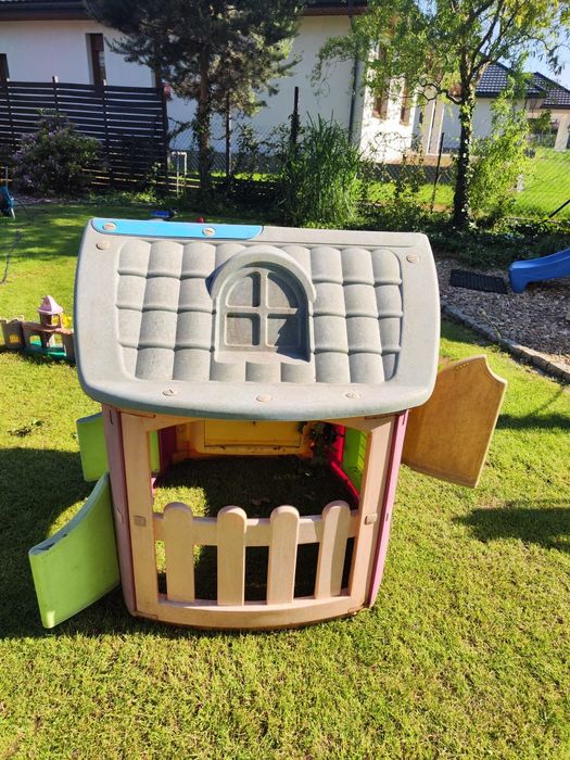 Zabawki, domek ogrodowy