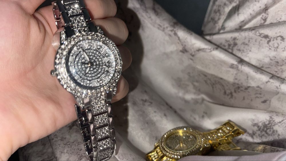 кварцові годинники зі стразами