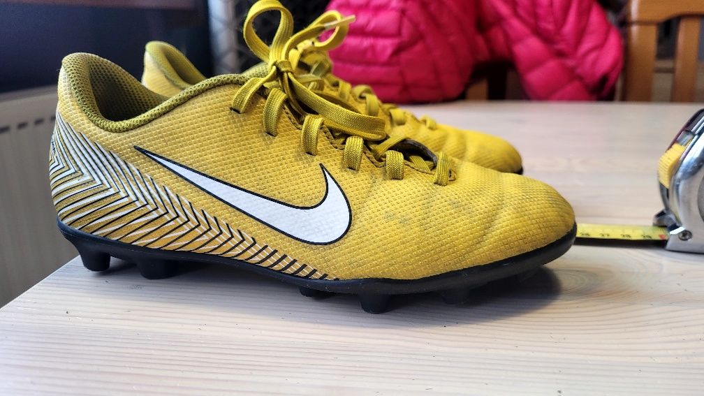 Piłkarskie dziecięce buty Nike (wkładka 23cm)