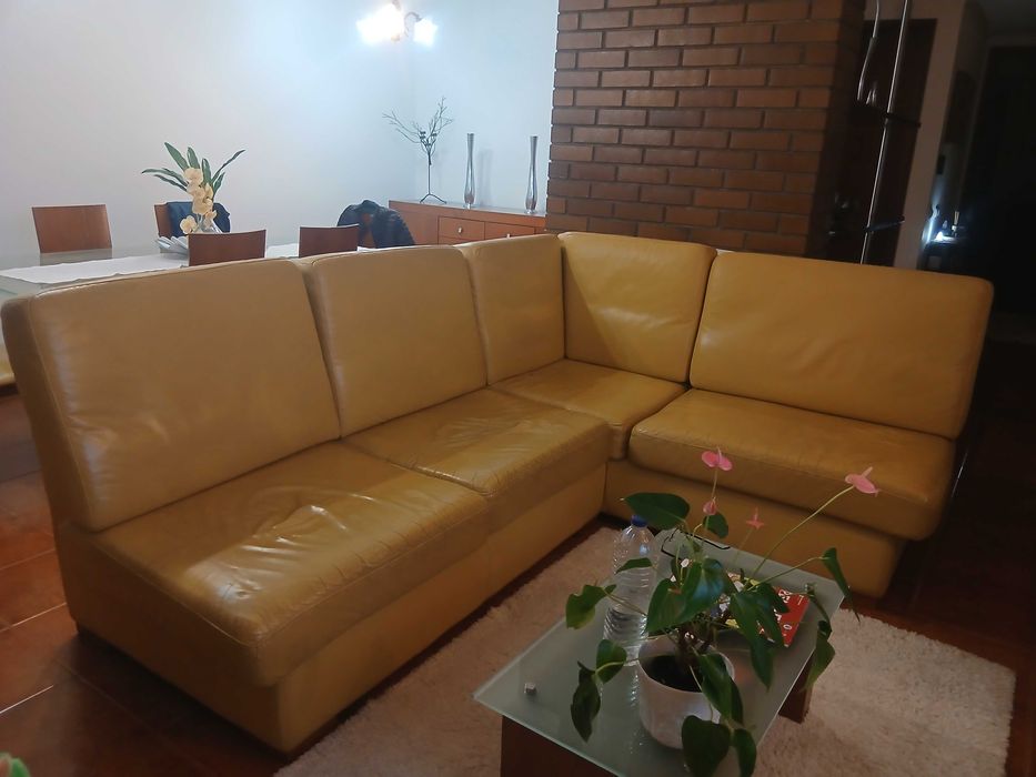 Sofá de napa amarelo