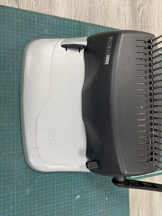 GBC Docubind P100 дырокол и  биндер на пластиковую пружину. США