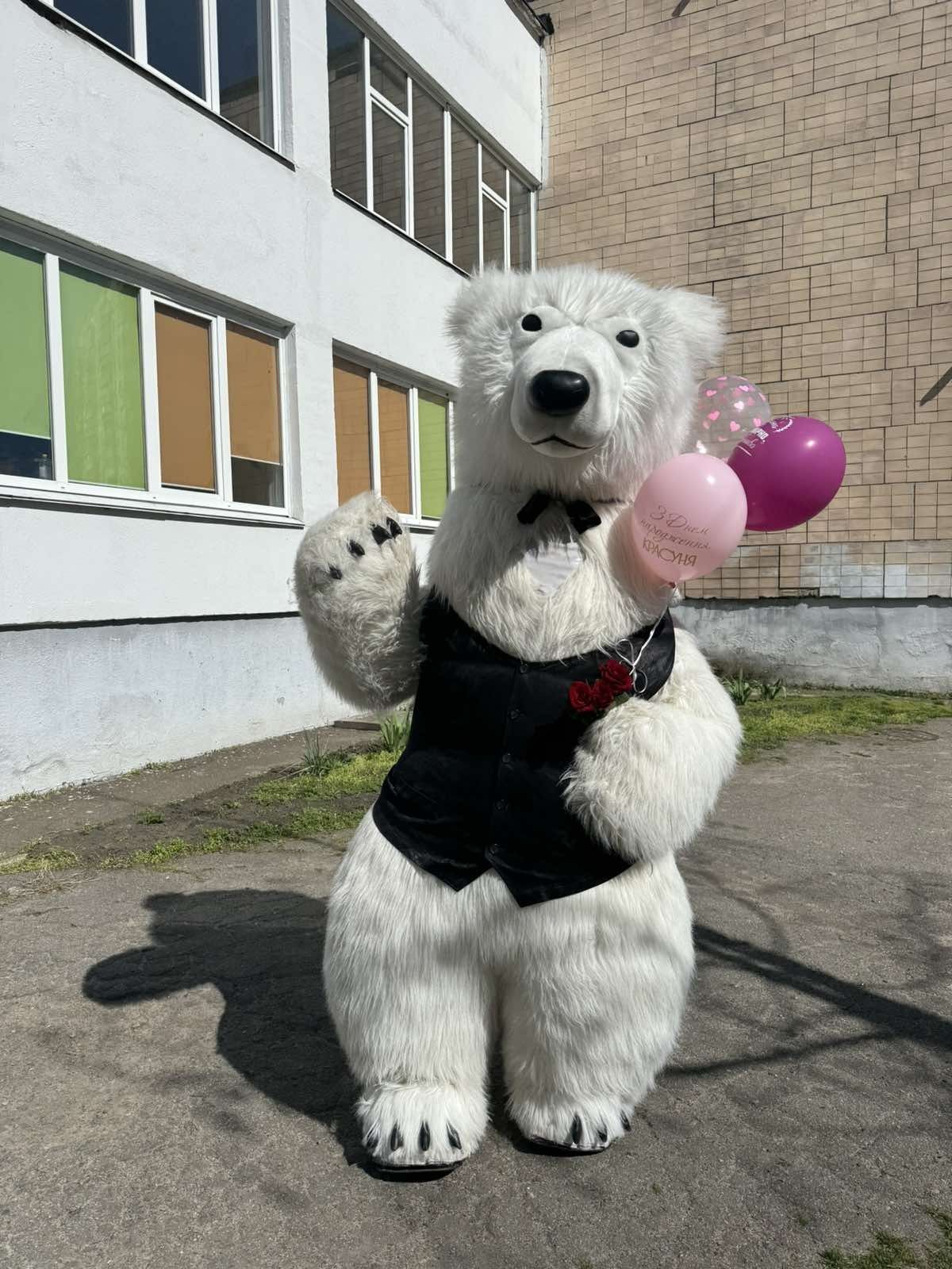 Веселий білий ведмідь та Пес Патрон привітати