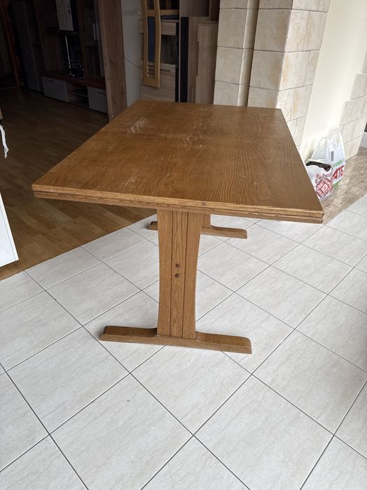 Розкладний деревянний стіл.