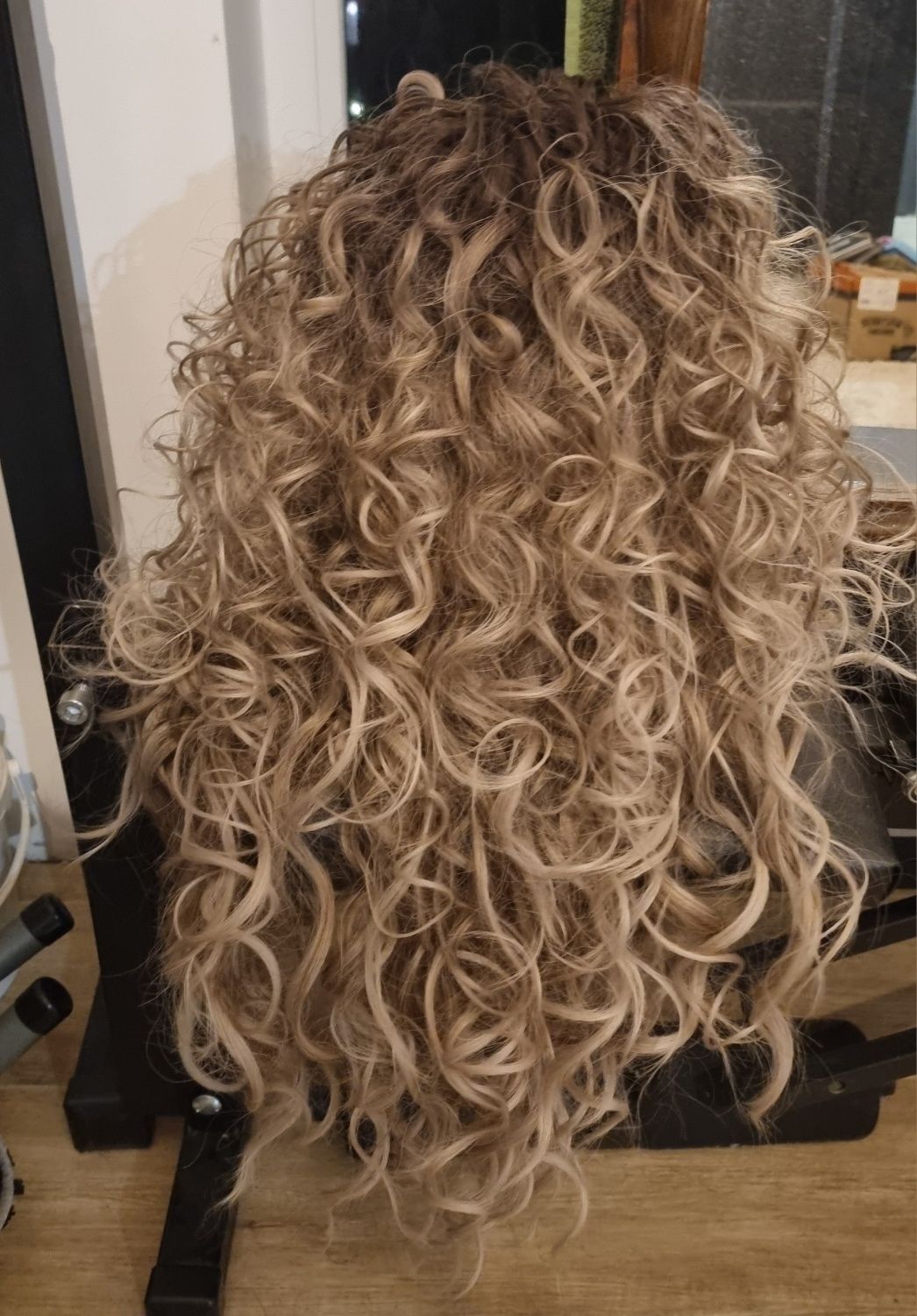 Peruka blond z ciemnym odrostem