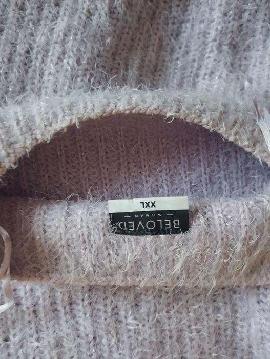 Piękny sweter miły w dotyku