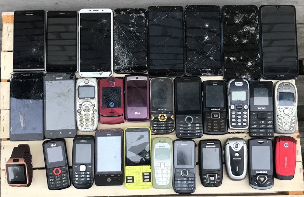 Лот різних телефонів та планшетів
