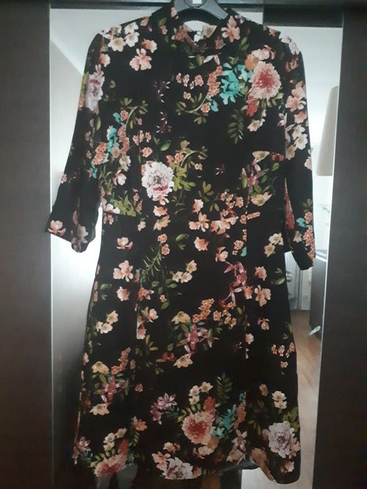 Sukienka w kwiaty reserved