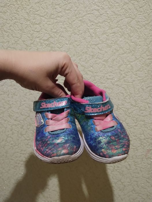 Отдам кроссовки на девочку