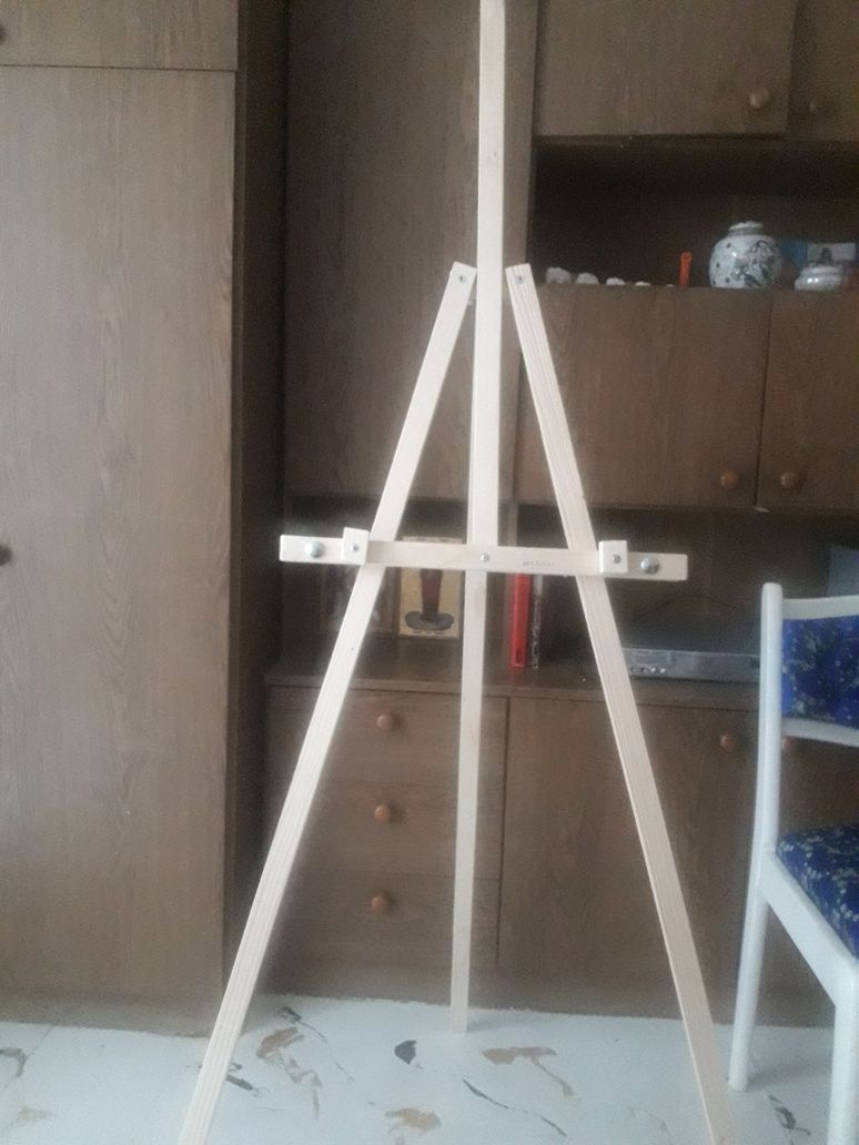 Мольберт для живописи.